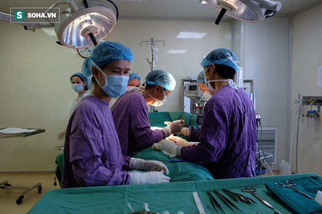 Hy hữu: Người phụ nữ khốn khổ vì bộ ngực khủng, hay bị ngã dúi mặt khi đi lại