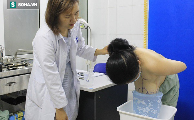 Hy hữu: Người phụ nữ khốn khổ vì bộ ngực khủng, hay bị ngã dúi mặt khi đi lại Hy hữu: Người phụ nữ khốn khổ vì bộ ngực khủng, hay bị ngã dúi mặt khi đi lại
