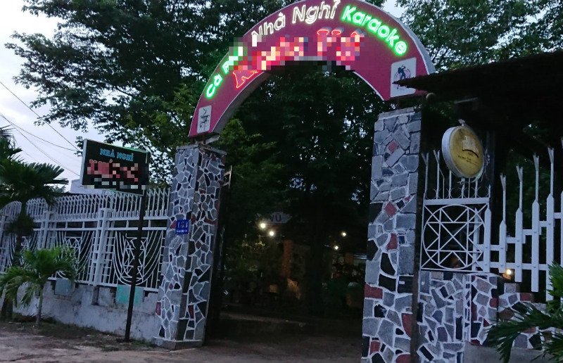 Nữ cán bộ được Bí thư huyện thăm ở nhà nghỉ: Tôi chui cửa nhặt điện thoại