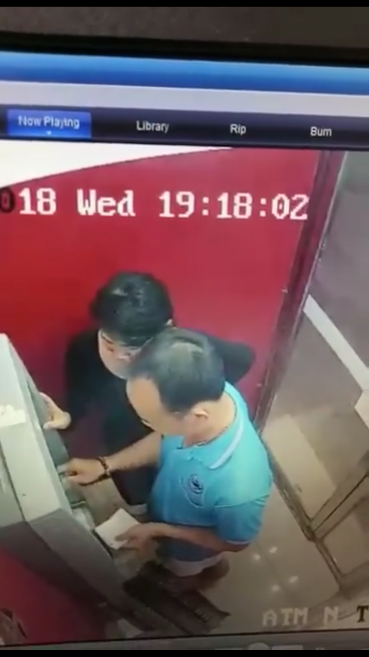 Hai vợ chồng rút trộm 15 triệu đồng đã đến tận nhà trả lại tiền cho cô gái làm rơi thẻ ATM có dán mật khẩu bên trên