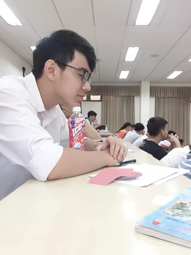 Chàng trai đen nhất mùa thi: Ngồi yên ở nhà cũng bị dân tình lôi ra ghép ảnh chế điên đảo!