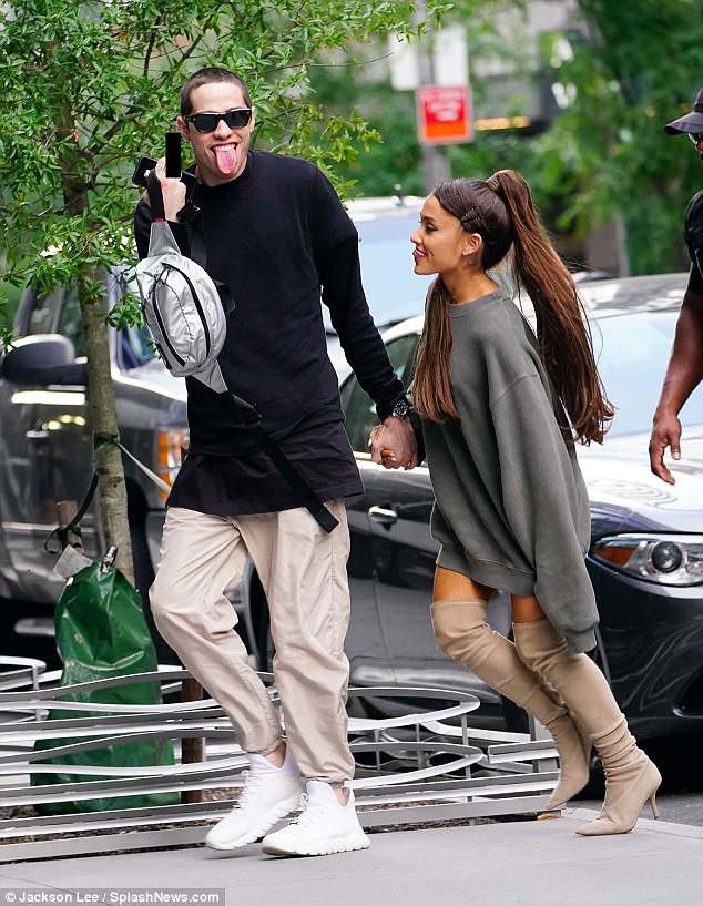 Sau khi tiết lộ con số tế nhị về bạn trai, Ariana Grande lại bị cho rằng đang có bầu