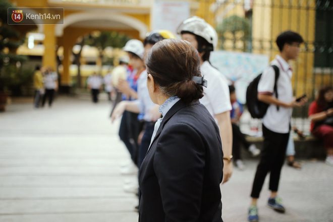 Có một cô giáo 67 tuổi mặc vest mang dép lê, 10 năm đứng chờ sĩ tử Sài Gòn: Không lập gia đình, cưng học sinh như con