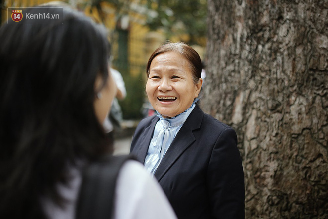 Có một cô giáo 67 tuổi mặc vest mang dép lê, 10 năm đứng chờ sĩ tử Sài Gòn: Không lập gia đình, cưng học sinh như con