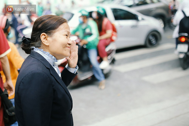 Có một cô giáo 67 tuổi mặc vest mang dép lê, 10 năm đứng chờ sĩ tử Sài Gòn: Không lập gia đình, cưng học sinh như con