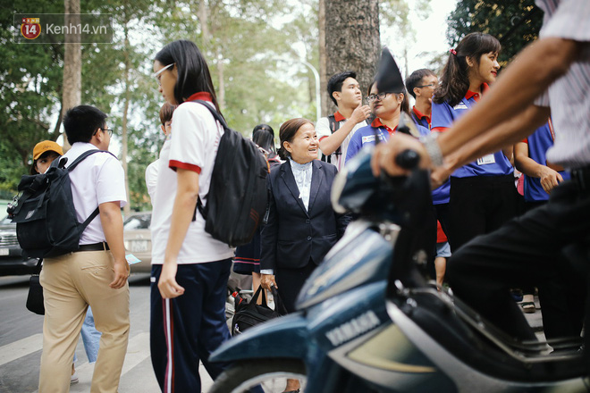 Có một cô giáo 67 tuổi mặc vest mang dép lê, 10 năm đứng chờ sĩ tử Sài Gòn: Không lập gia đình, cưng học sinh như con