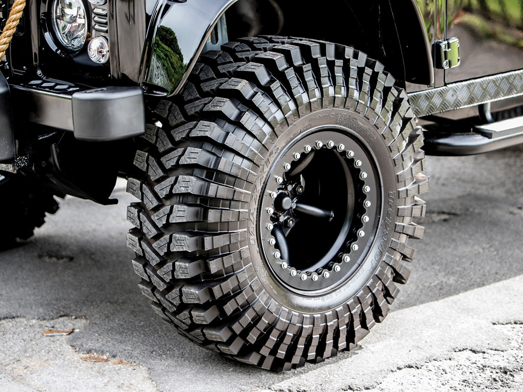 Land Rover Defender trong phim 007 giá đắt không tưởng