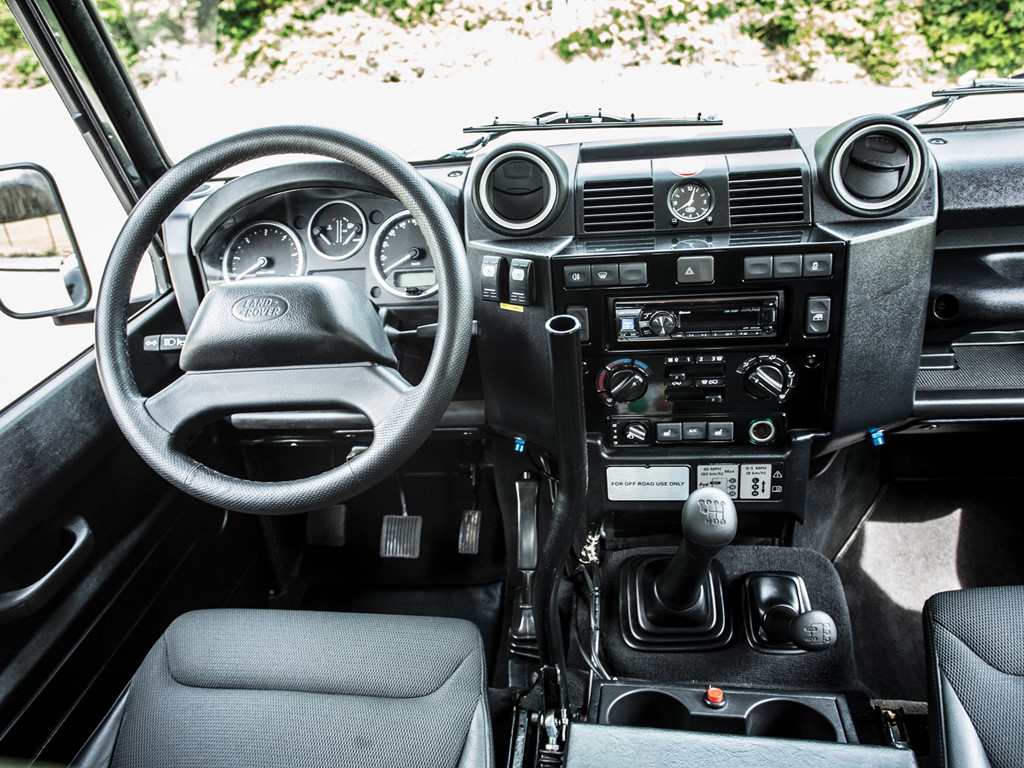 Land Rover Defender trong phim 007 giá đắt không tưởng