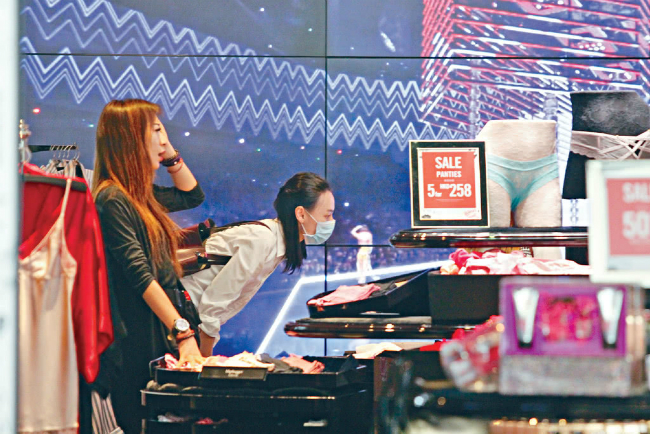 Bỏ tỷ phú, bông hồng lai Hong Kong đi xe cũ, mua đồ lót hạ giá