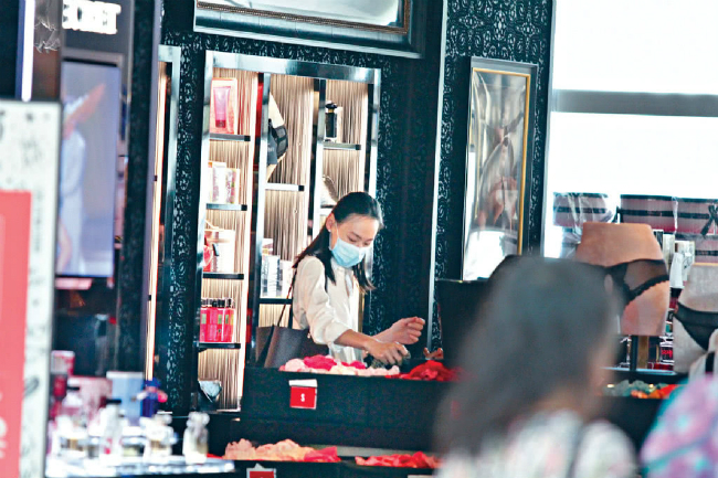 Bỏ tỷ phú, bông hồng lai Hong Kong đi xe cũ, mua đồ lót hạ giá