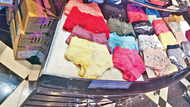 Bỏ tỷ phú, bông hồng lai Hong Kong đi xe cũ, mua đồ lót hạ giá