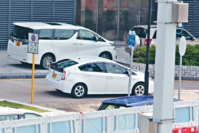 Bỏ tỷ phú, bông hồng lai Hong Kong đi xe cũ, mua đồ lót hạ giá