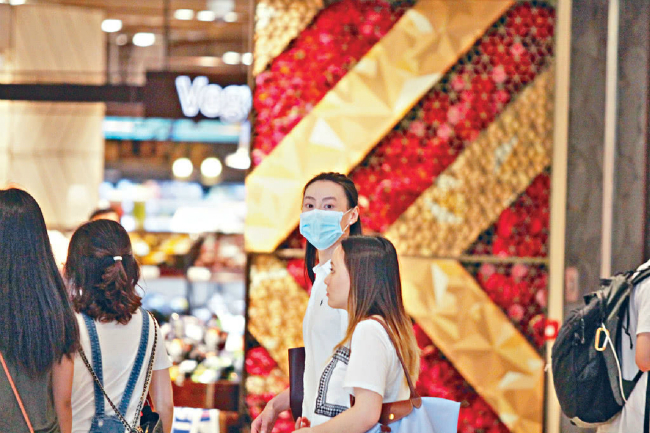 Bỏ tỷ phú, bông hồng lai Hong Kong đi xe cũ, mua đồ lót hạ giá