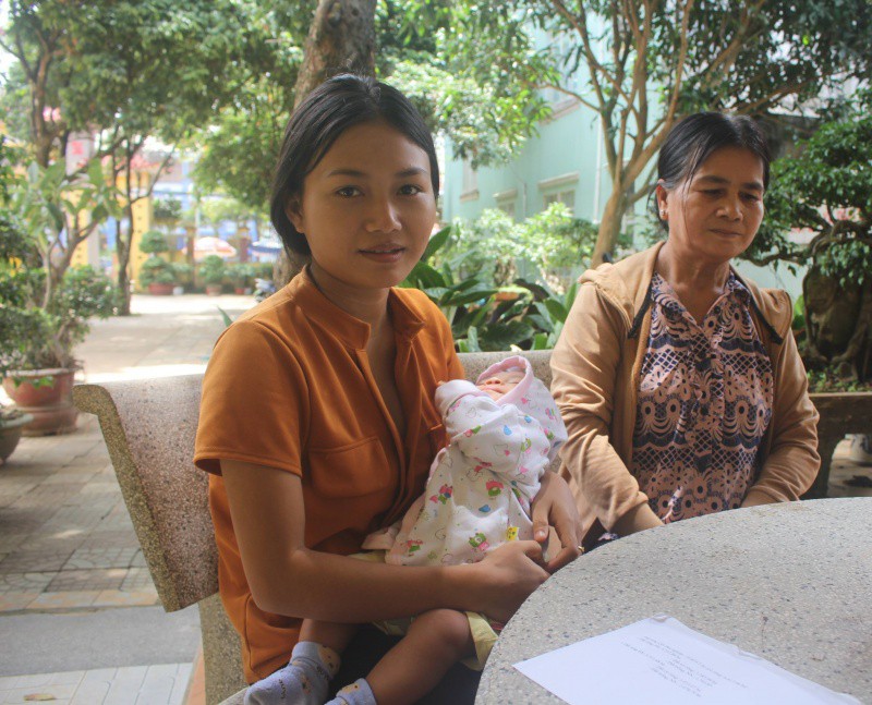 Nữ sinh 1999 bế theo con nhỏ 3 tháng tuổi dự thi THPT Quốc gia: Mình muốn trở thành giáo viên để dạy trẻ em trong buôn làng