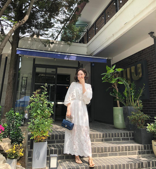 Các quý cô Châu Á khoe sắc cùng những gam màu nổi trong street style tuần này