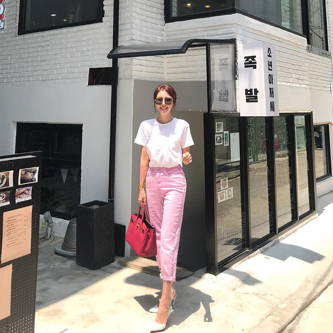 Các quý cô Châu Á khoe sắc cùng những gam màu nổi trong street style tuần này