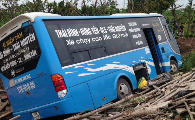 Tai nạn giao thông liên hoàn khiến 2 người tử vong, tài xế xe con mắc kẹt bên trong