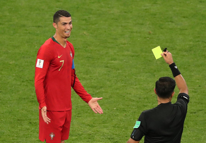 Theo luật, Ronaldo phải nhận thẻ đỏ khi dùng khuỷu tay phạm lỗi