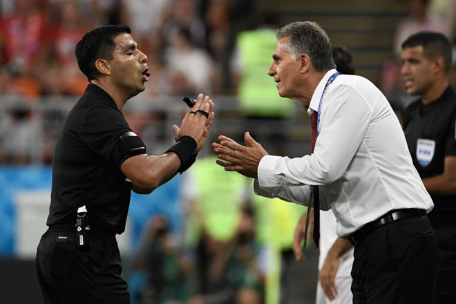 Theo luật, Ronaldo phải nhận thẻ đỏ khi dùng khuỷu tay phạm lỗi