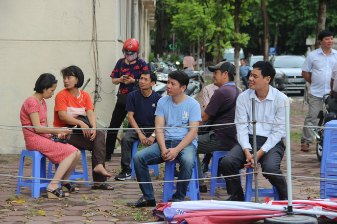 Làm bài thi kém, nam sinh ngồi ủ rũ trước cổng trường