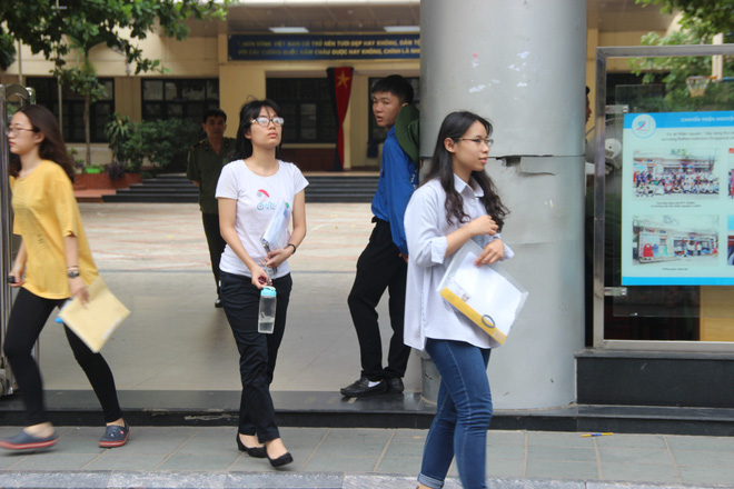 Làm bài thi kém, nam sinh ngồi ủ rũ trước cổng trường