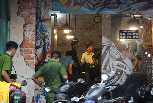 Thợ cắt tóc bị hai thanh niên xông vào tiệm đâm chết