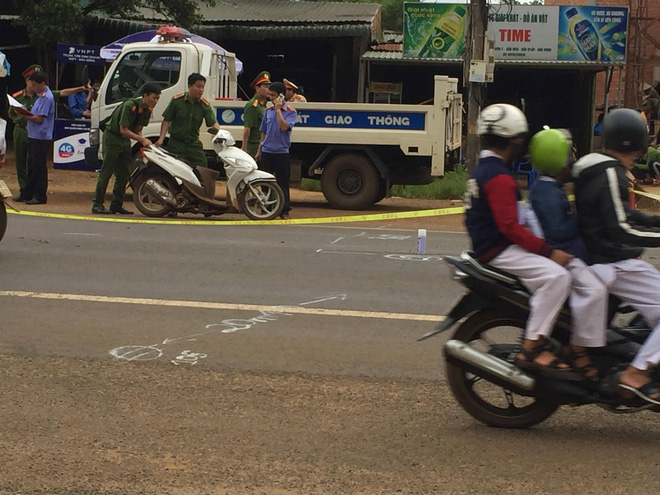 Chở con đi thi THPT quốc gia, mẹ bị ô tô tông nguy kịch