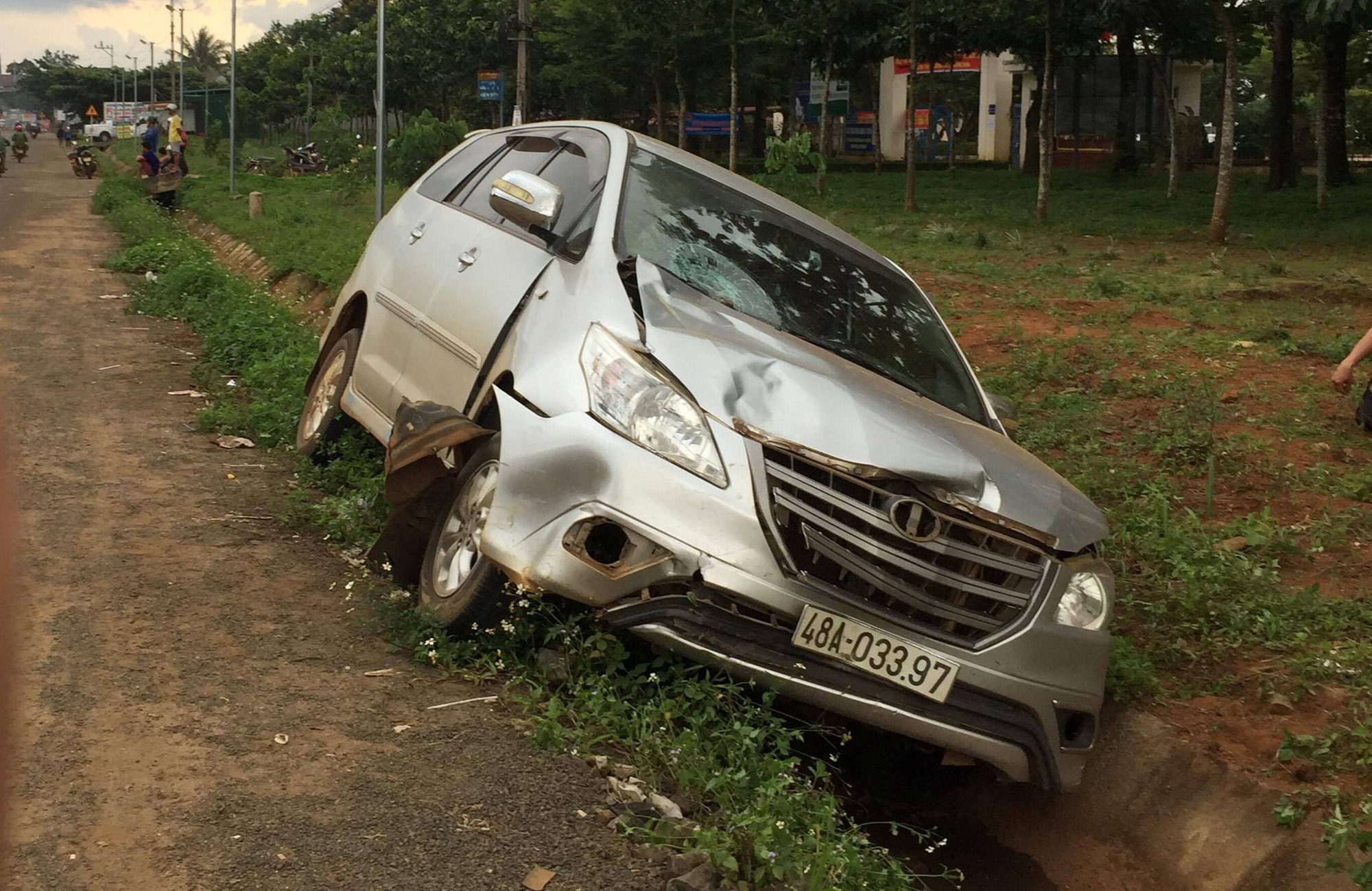 Chở con đi thi THPT quốc gia, mẹ bị ô tô tông nguy kịch