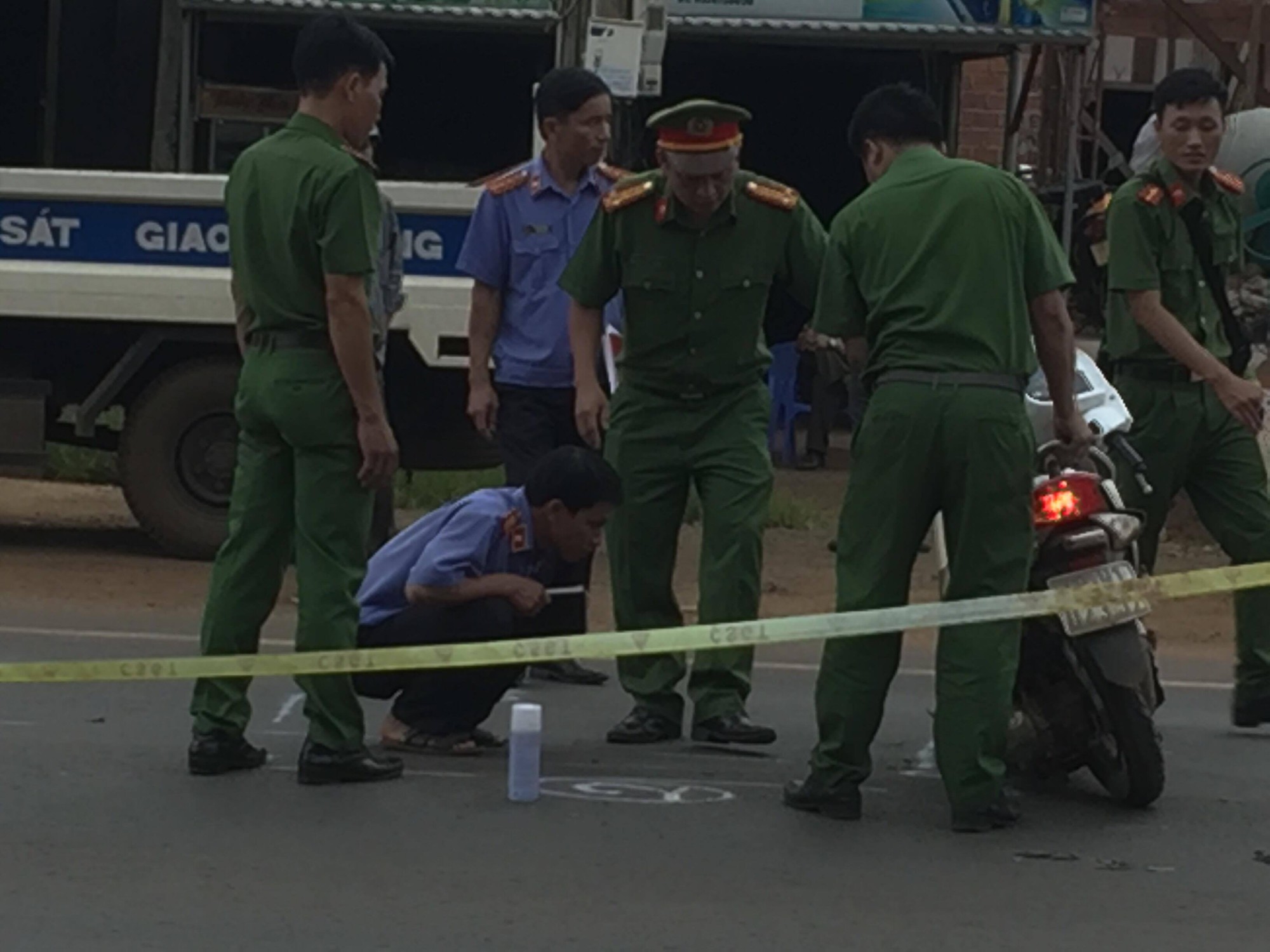 Chở con đi thi THPT quốc gia, mẹ bị ô tô tông nguy kịch Chở con đi thi THPT quốc gia, mẹ bị ô tô tông nguy kịch