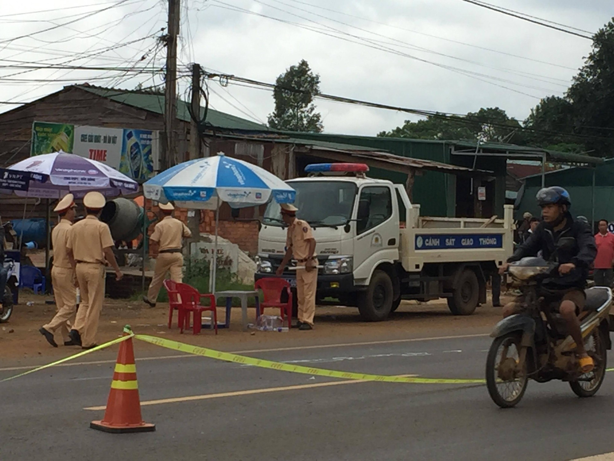 Chở con đi thi THPT quốc gia, mẹ bị ô tô tông nguy kịch