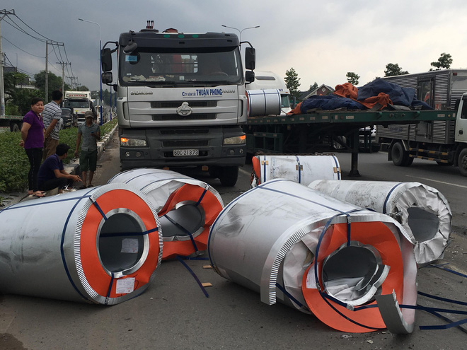 6 cuộn tôn nặng hàng chục tấn đứt xích rơi xuống đường, nhiều người thoát chết trong gang tấc