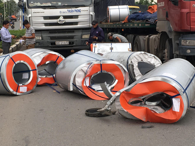 6 cuộn tôn nặng hàng chục tấn đứt xích rơi xuống đường, nhiều người thoát chết trong gang tấc