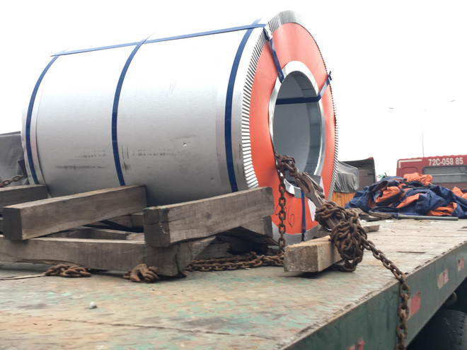 6 cuộn tôn nặng hàng chục tấn đứt xích rơi xuống đường, nhiều người thoát chết trong gang tấc