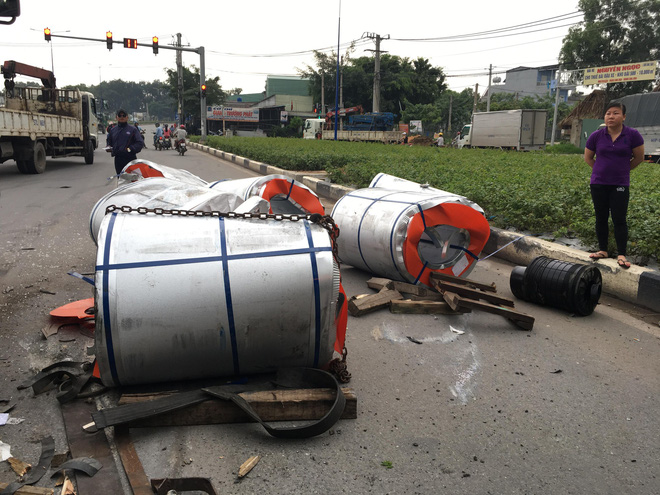 6 cuộn tôn nặng hàng chục tấn đứt xích rơi xuống đường, nhiều người thoát chết trong gang tấc