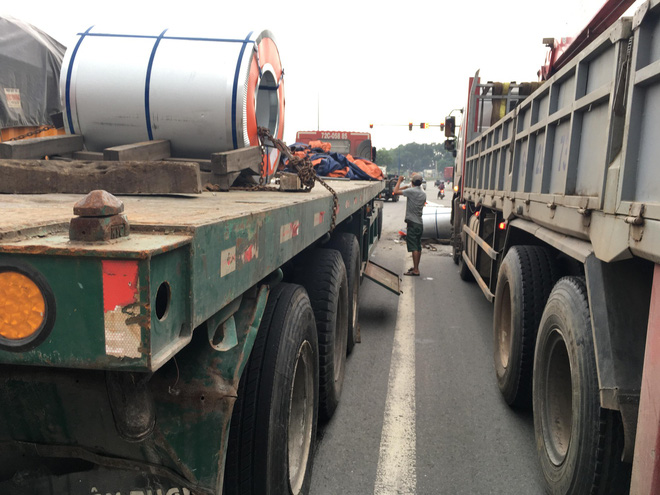 6 cuộn tôn nặng hàng chục tấn đứt xích rơi xuống đường, nhiều người thoát chết trong gang tấc