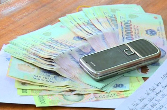 Vừa bán miếng đất, hốt hoảng bạn bè, họ hàng đại bác hỏi vay tiền