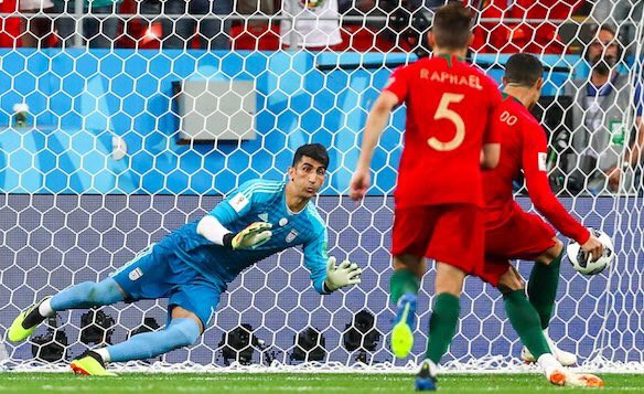 Ảnh chế Ronaldo sút trượt penalty tràn ngập cộng đồng mạng