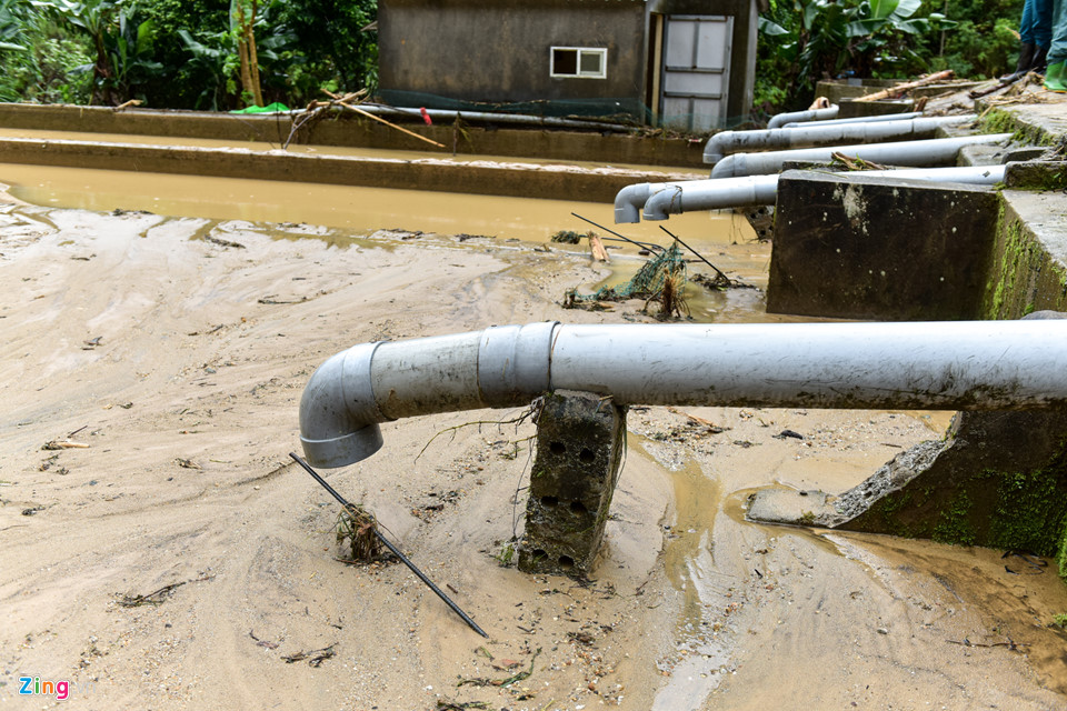Cảnh tang thương ở gia đình có chồng bị lũ cuốn đi trước mặt vợ