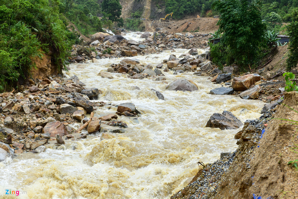 Cảnh tang thương ở gia đình có chồng bị lũ cuốn đi trước mặt vợ