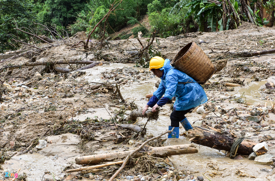 Cảnh tang thương ở gia đình có chồng bị lũ cuốn đi trước mặt vợ
