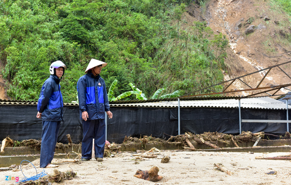 Cảnh tang thương ở gia đình có chồng bị lũ cuốn đi trước mặt vợ