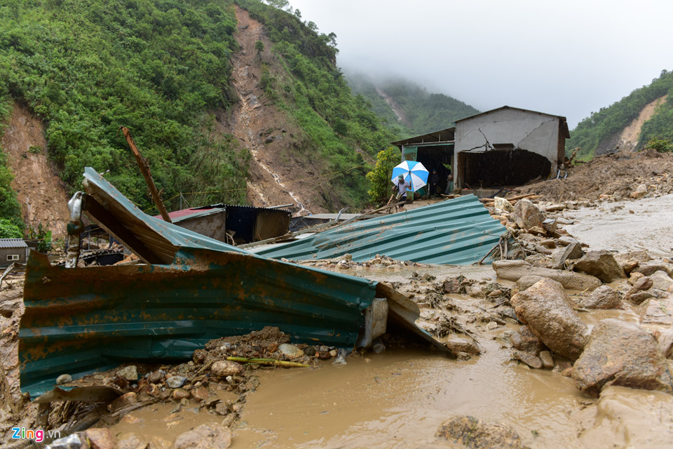 Cảnh tang thương ở gia đình có chồng bị lũ cuốn đi trước mặt vợ