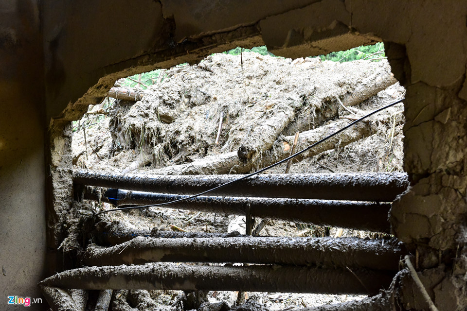 Cảnh tang thương ở gia đình có chồng bị lũ cuốn đi trước mặt vợ