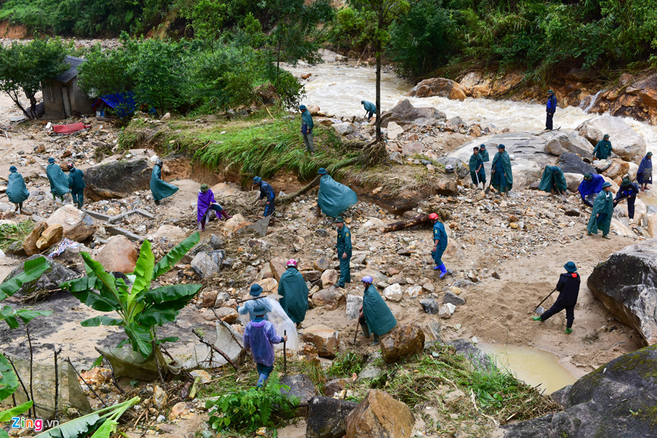 Cảnh tang thương ở gia đình có chồng bị lũ cuốn đi trước mặt vợ