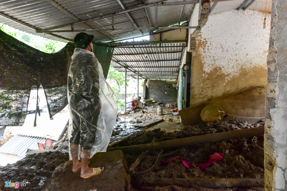 Cảnh tang thương ở gia đình có chồng bị lũ cuốn đi trước mặt vợ