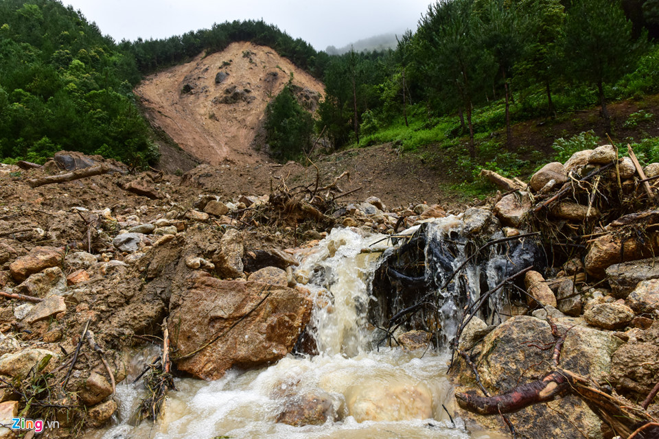 Cảnh tang thương ở gia đình có chồng bị lũ cuốn đi trước mặt vợ