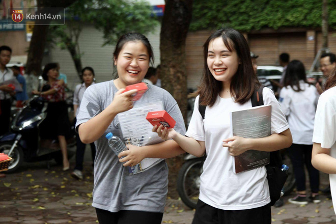 Bức hình hot nhất trên MXH về cảm xúc thí sinh rời phòng thi: Kẻ tươi như hoa, người rầu như mất sổ gạo