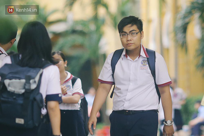 Bức hình hot nhất trên MXH về cảm xúc thí sinh rời phòng thi: Kẻ tươi như hoa, người rầu như mất sổ gạo