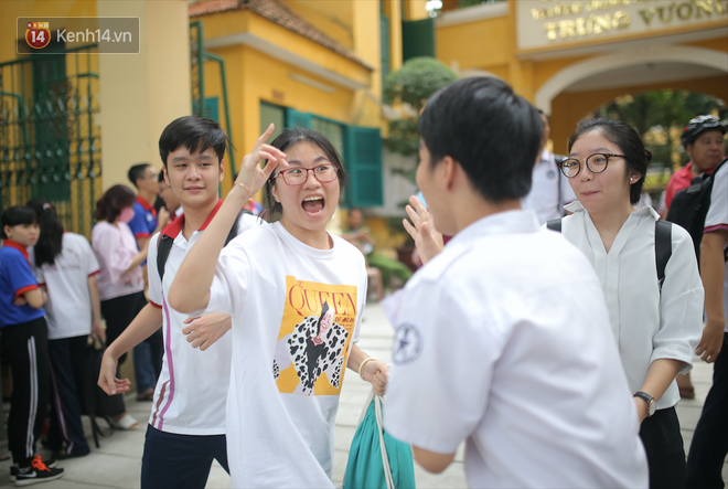 Bức hình hot nhất trên MXH về cảm xúc thí sinh rời phòng thi: Kẻ tươi như hoa, người rầu như mất sổ gạo