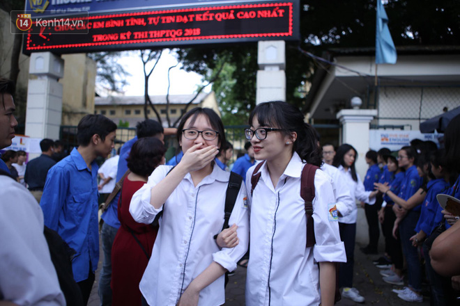 Bức hình hot nhất trên MXH về cảm xúc thí sinh rời phòng thi: Kẻ tươi như hoa, người rầu như mất sổ gạo